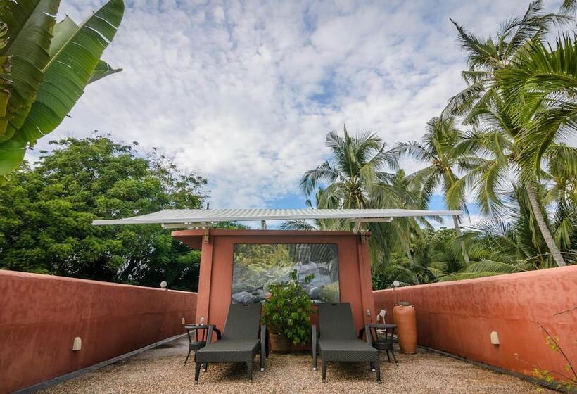 Deluxe Rum, Hayahay Resort