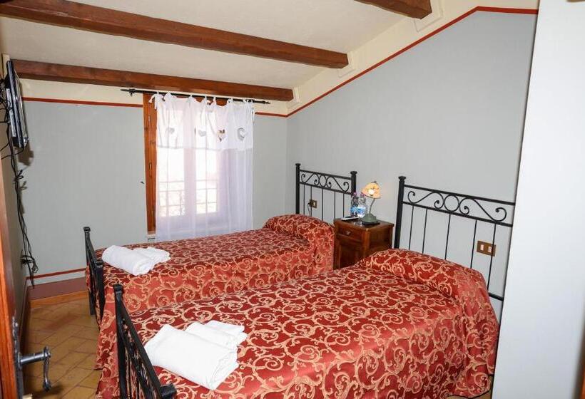 חדר סטנדרט לארבעה, Albergo Diffuso Borgo Montemaggiore