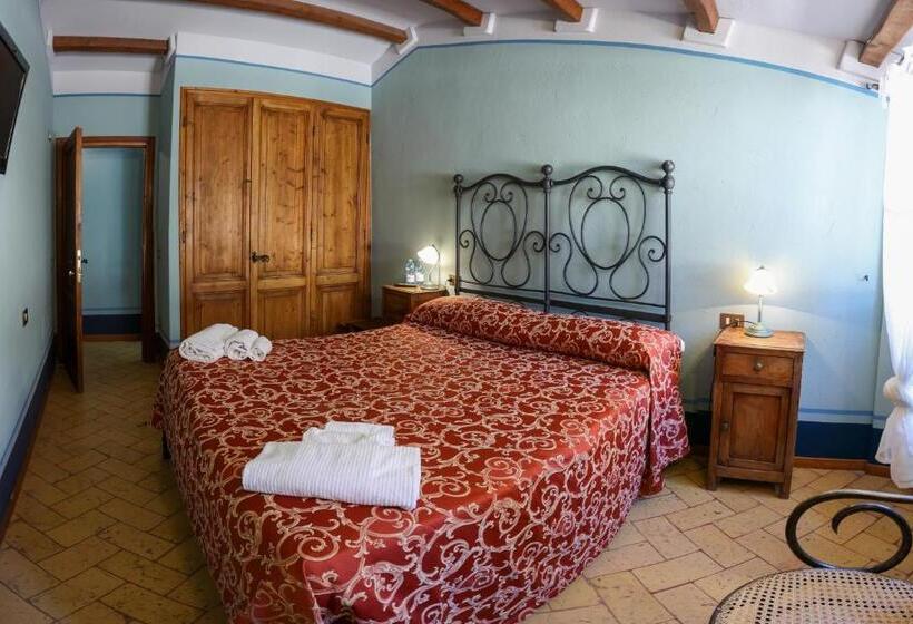 חדר סטנדרט לשלושה, Albergo Diffuso Borgo Montemaggiore