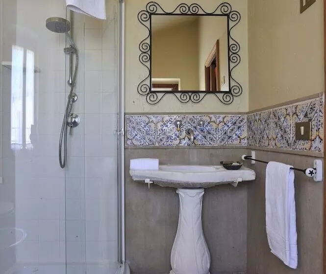 Standard Neljän Hengen Huone, Albergo Diffuso Borgo Montemaggiore