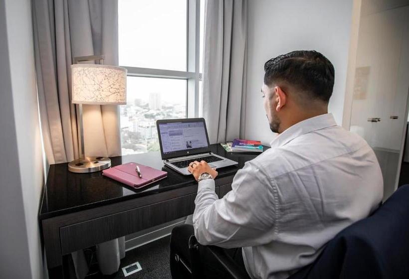 جناح جونيور, Costa Del Sol Wyndham Lima City