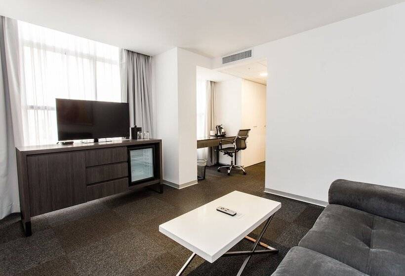 جناح جونيور, Costa Del Sol Wyndham Lima City