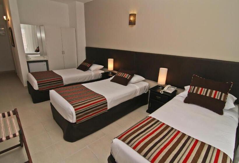 غرفة قياسية ثلاثية, De La Plaza