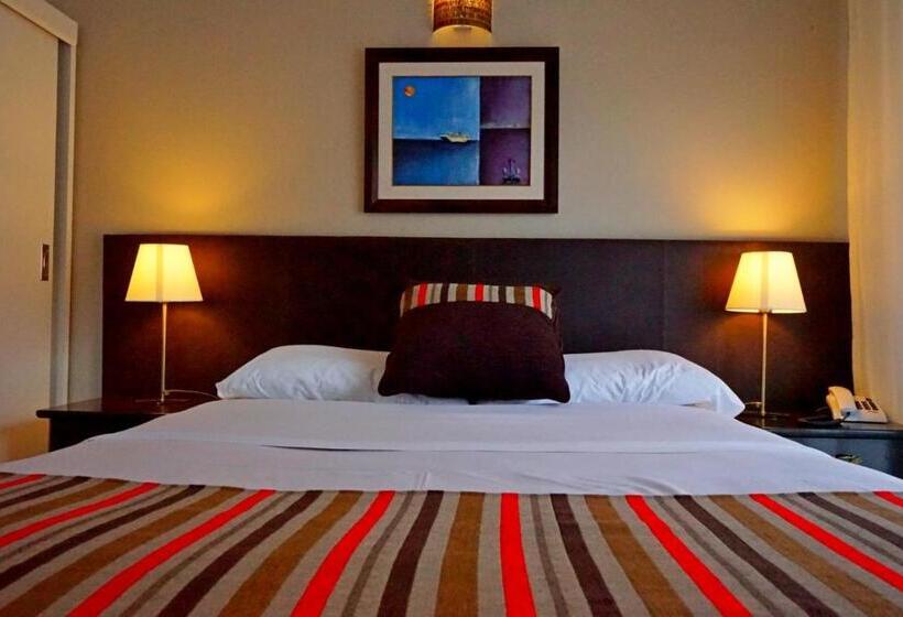 غرفة قياسية رباعية, De La Plaza