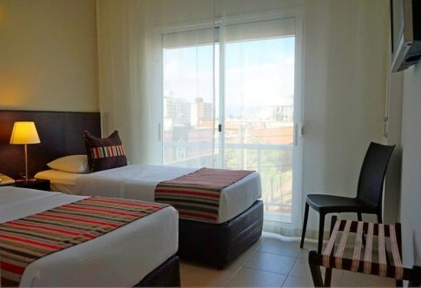 غرفة قياسية ثلاثية, De La Plaza