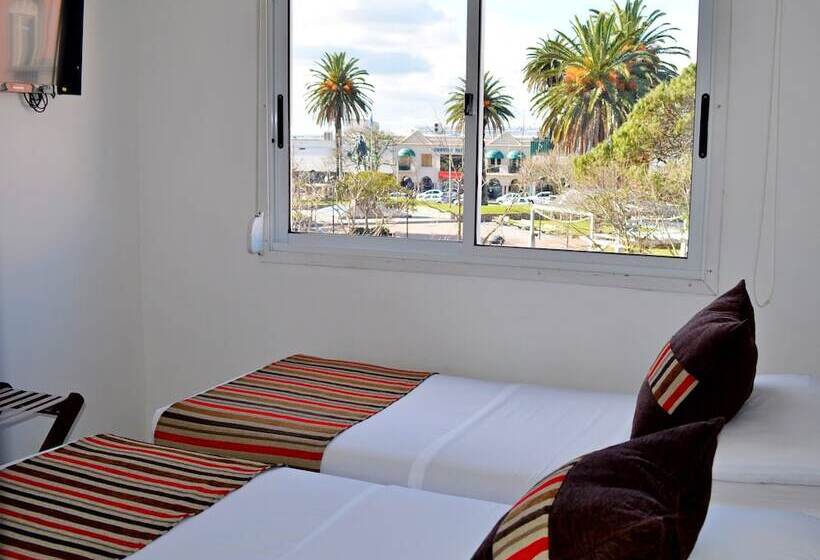 غرفة قياسية رباعية, De La Plaza