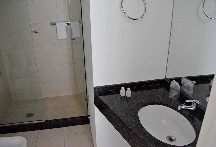 غرفة قياسية رباعية, De La Plaza