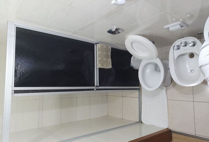 חדר סטנדרט לשלושה, Hara Palace