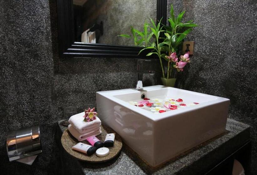 اتاق استاندارد با چشم‌انداز استخر, Khmer Mansion Boutique