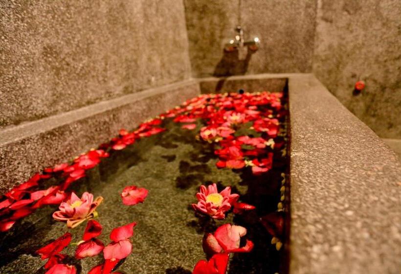 اتاق خانوادگی تودرتو, Khmer Mansion Boutique