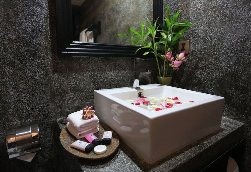 اتاق استاندارد با چشم‌انداز استخر, Khmer Mansion Boutique