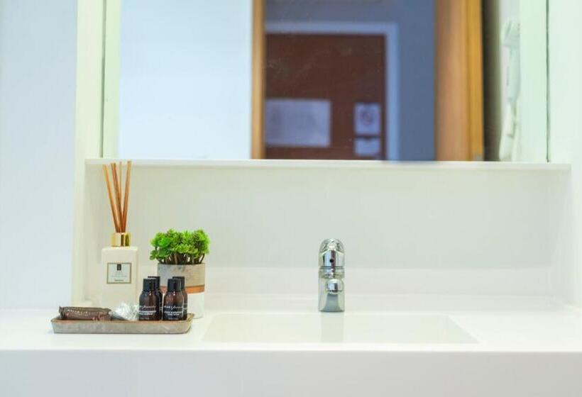 سوئیت با تخت بزرگ, Melo