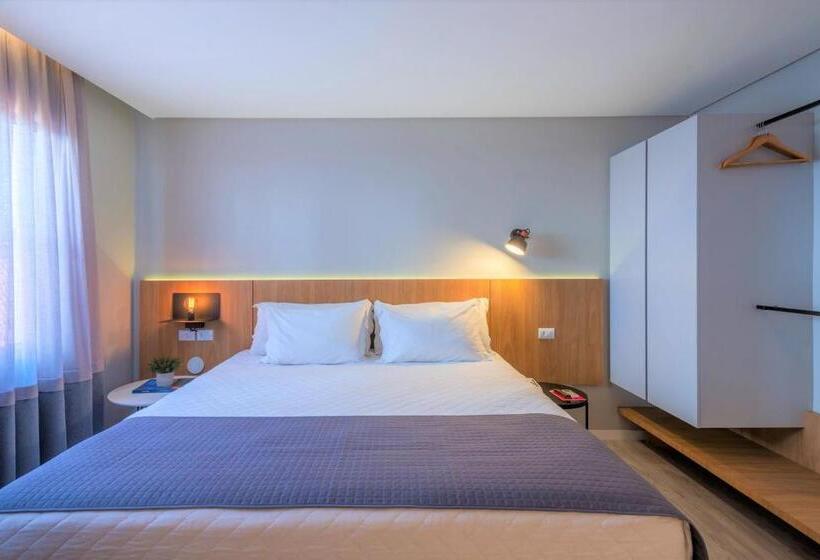 سوئیت با تخت بزرگ, Melo