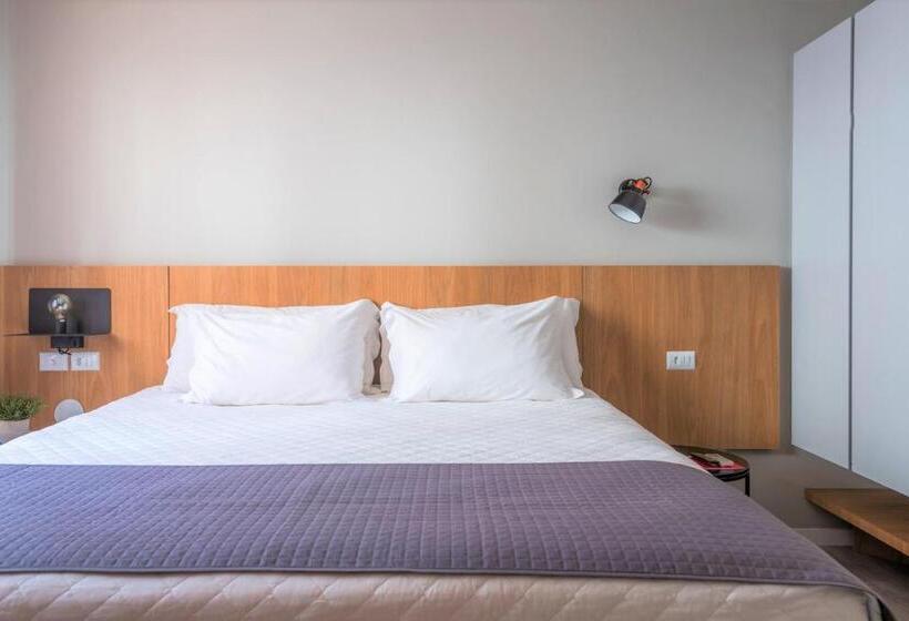 سوئیت با تخت بزرگ, Melo