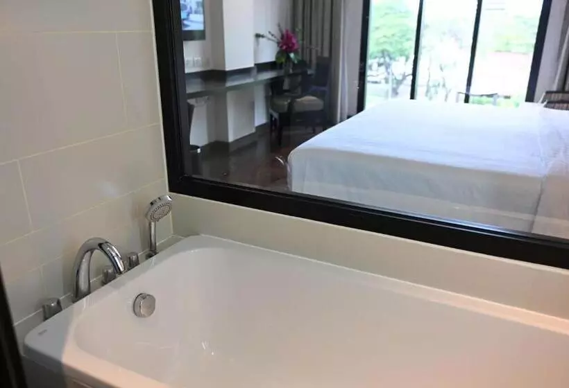 Deluxe Room King Size Bed