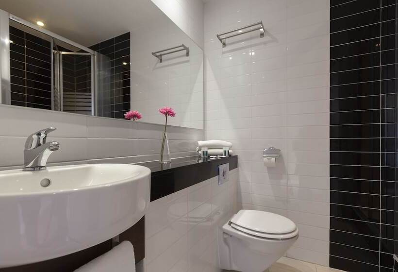 غرفة قياسية ثلاثية, Olympia Universidades