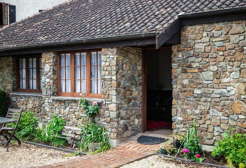 جناح سوبيريور, The Honest Lawyer, Ascend Hotel Collection