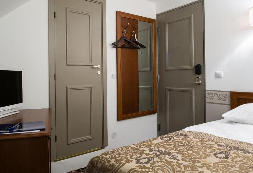 اتاق عادی, Three Crowns Residents