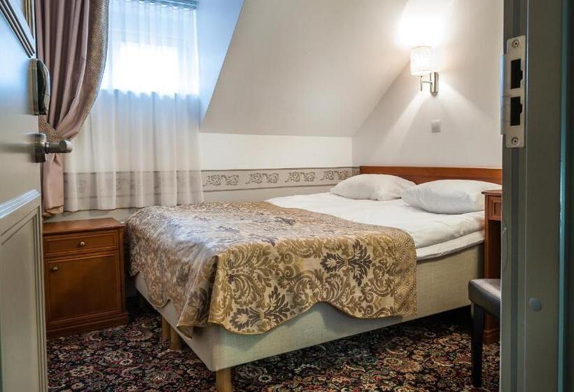 اتاق عادی, Three Crowns Residents