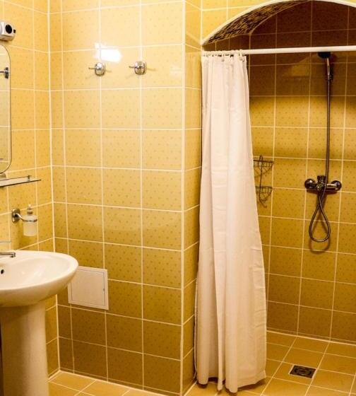 اتاق عادی یک تخته, Three Crowns Residents