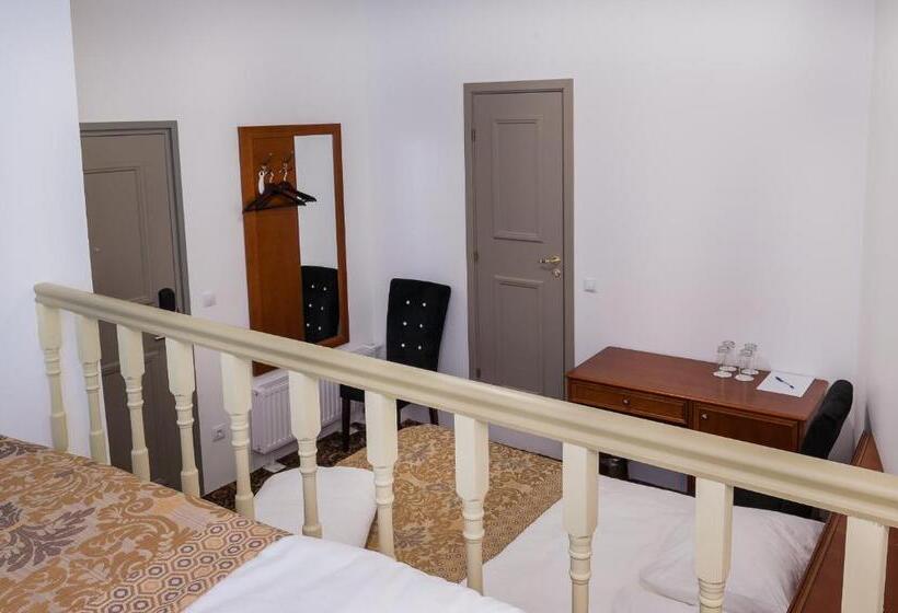 اتاق استاندارد سه نفره, Three Crowns Residents