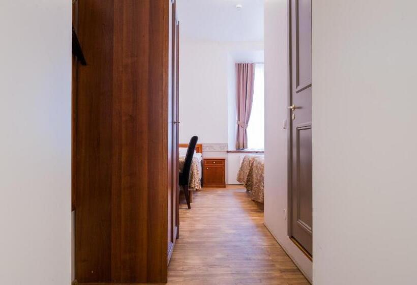 اتاق استاندارد سه نفره, Three Crowns Residents