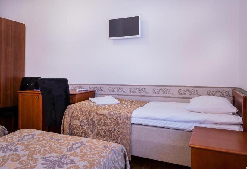 اتاق استاندارد سه نفره, Three Crowns Residents