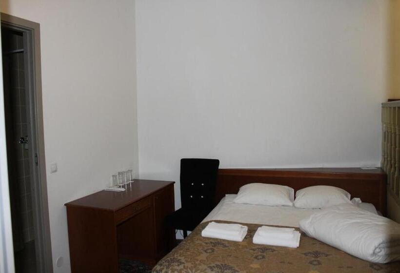 اتاق خانوادگی, Three Crowns Residents