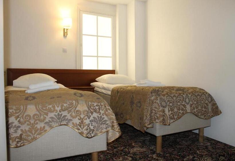 اتاق خانوادگی, Three Crowns Residents