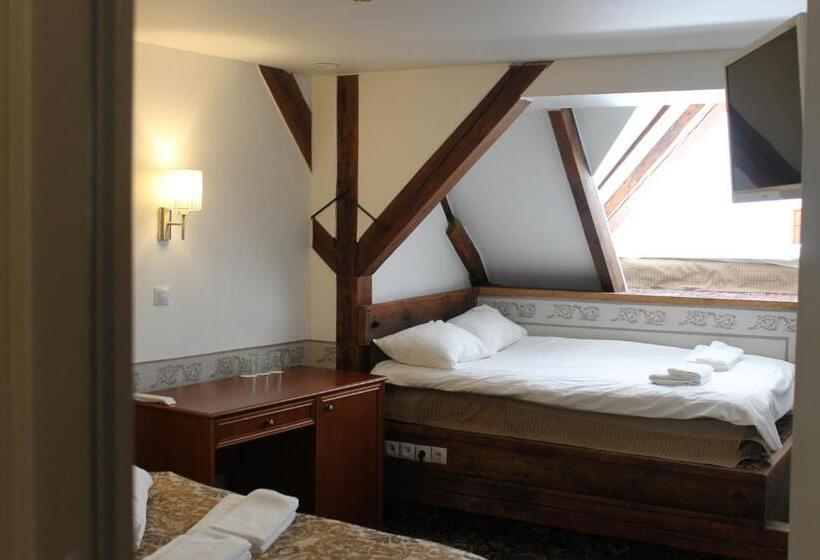 اتاق خانوادگی, Three Crowns Residents