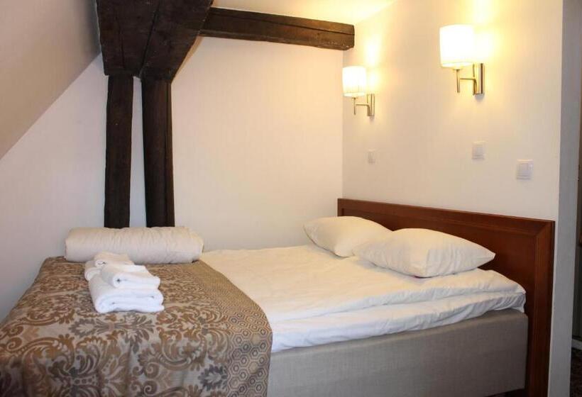 اتاق خانوادگی, Three Crowns Residents