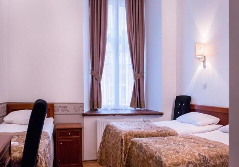 اتاق استاندارد سه نفره, Three Crowns Residents