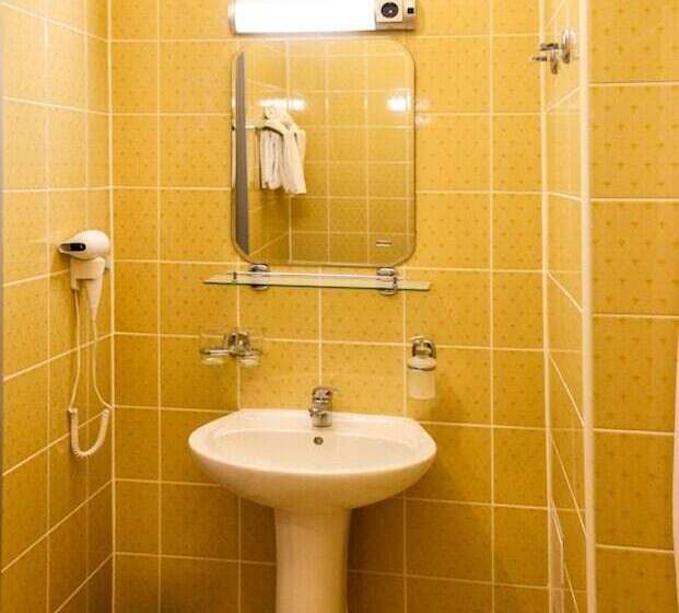 اتاق عادی, Three Crowns Residents