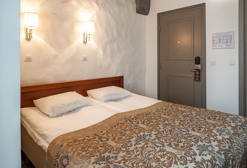 اتاق عادی, Three Crowns Residents