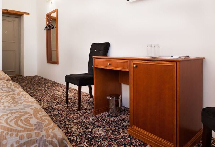 اتاق عادی یک تخته, Three Crowns Residents