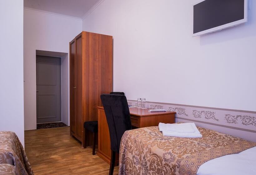 اتاق استاندارد سه نفره, Three Crowns Residents