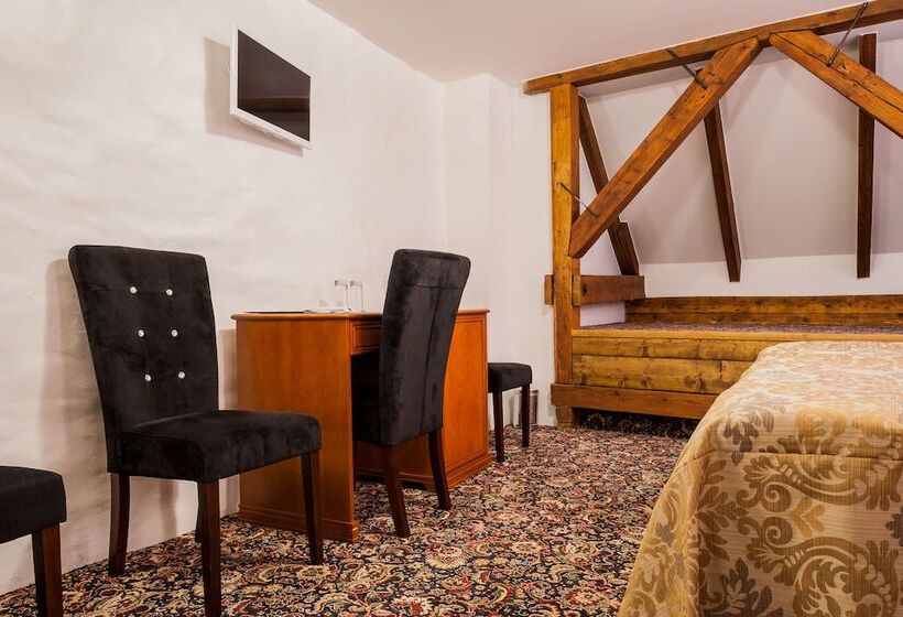 اتاق استاندارد سه نفره, Three Crowns Residents