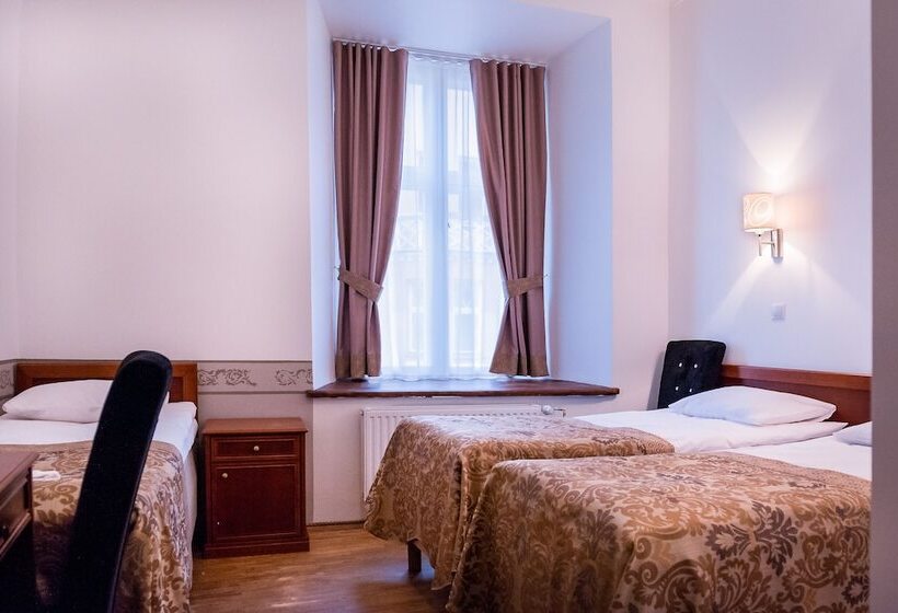 اتاق استاندارد سه نفره, Three Crowns Residents