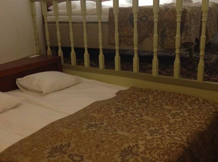 اتاق استاندارد سه نفره, Three Crowns Residents