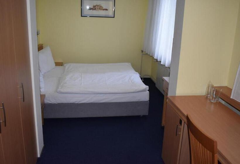 غرفة قياسية, Tomislavov Dom