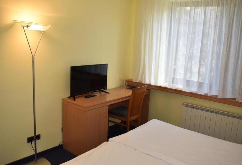 غرفة قياسية, Tomislavov Dom