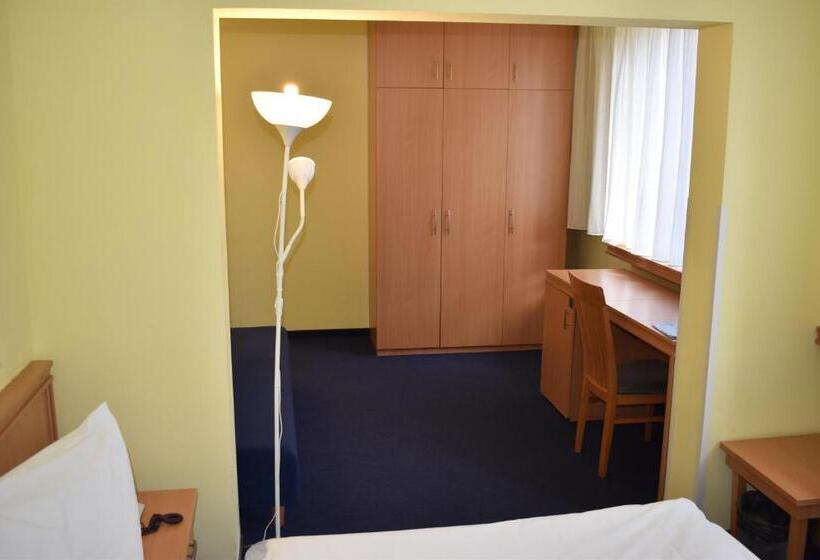 غرفة كومفورت, Tomislavov Dom