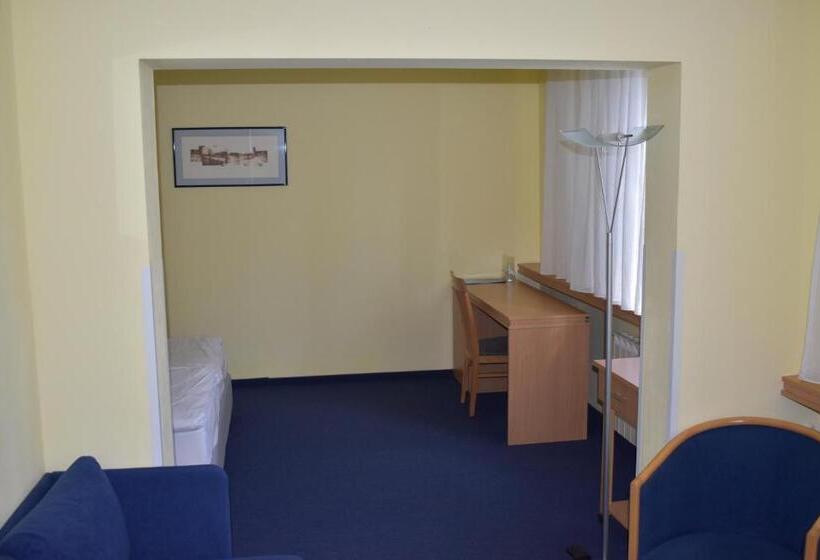 غرفة كومفورت, Tomislavov Dom