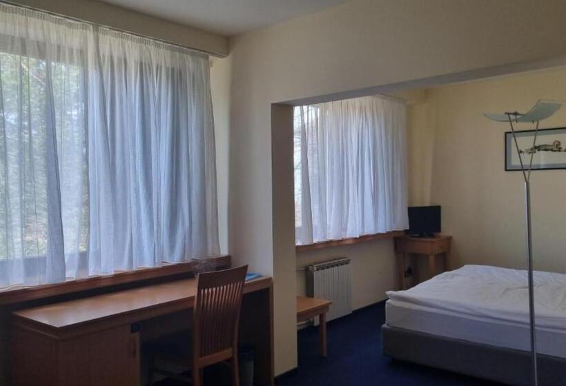 غرفة كومفورت, Tomislavov Dom