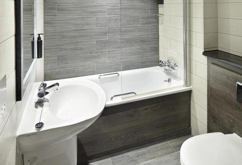 Номер Клуб, Village Hotel Glasgow