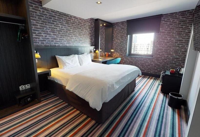 Номер Клуб, Village Hotel Glasgow