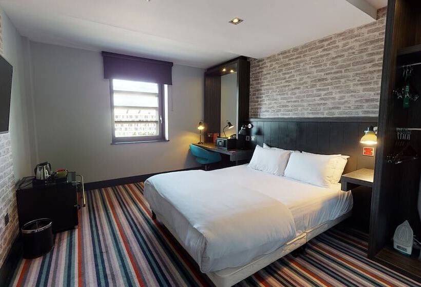 Номер Клуб, Village Hotel Glasgow