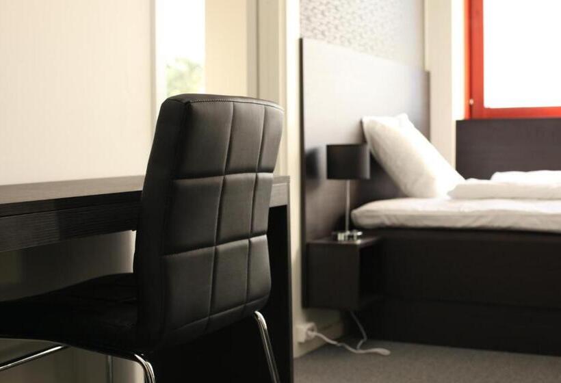 标准三人间, Nacka Stadshotell