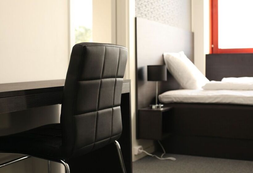 标准三人间, Nacka Stadshotell