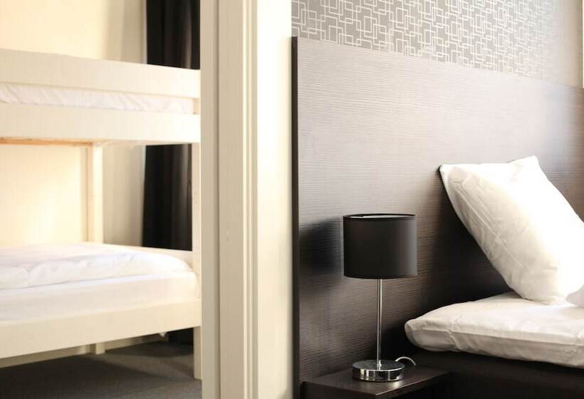 标准三人间, Nacka Stadshotell